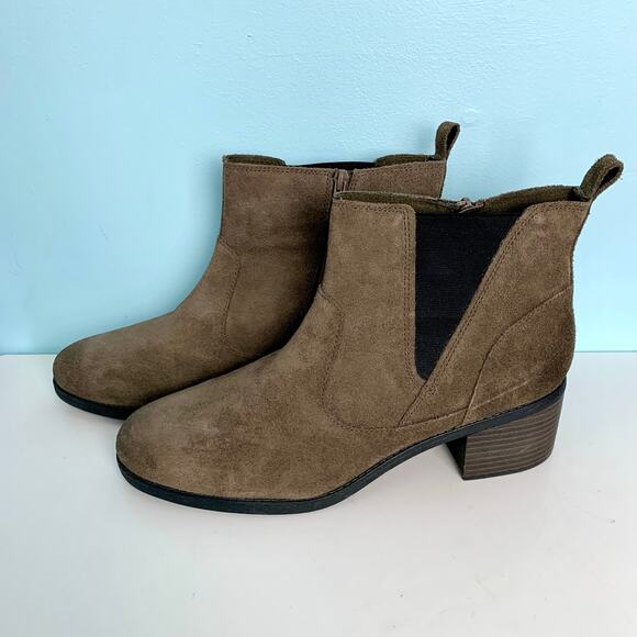 NEW Clarks Nevella Bell Ankle Boots in Dark Taupe Suede Size 12 - Picture 2 of 8